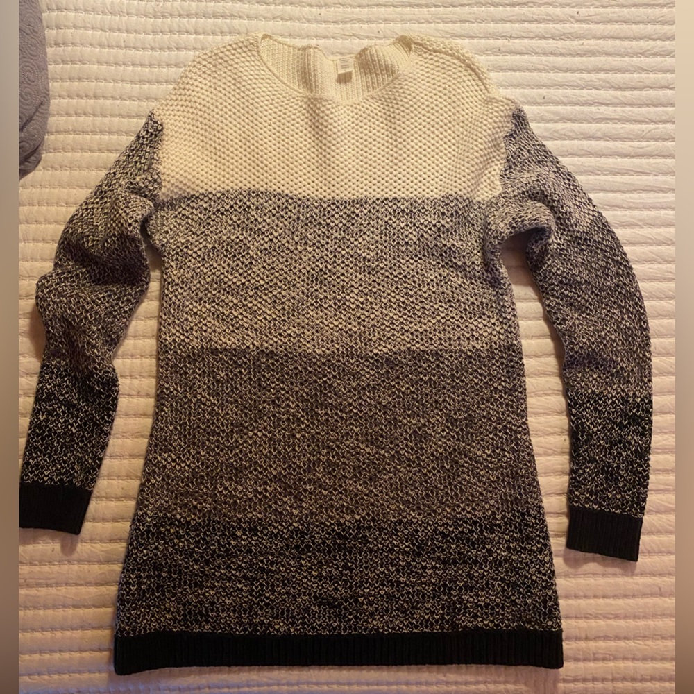 Old Navy Women's Black and Cream Gradient Sweater